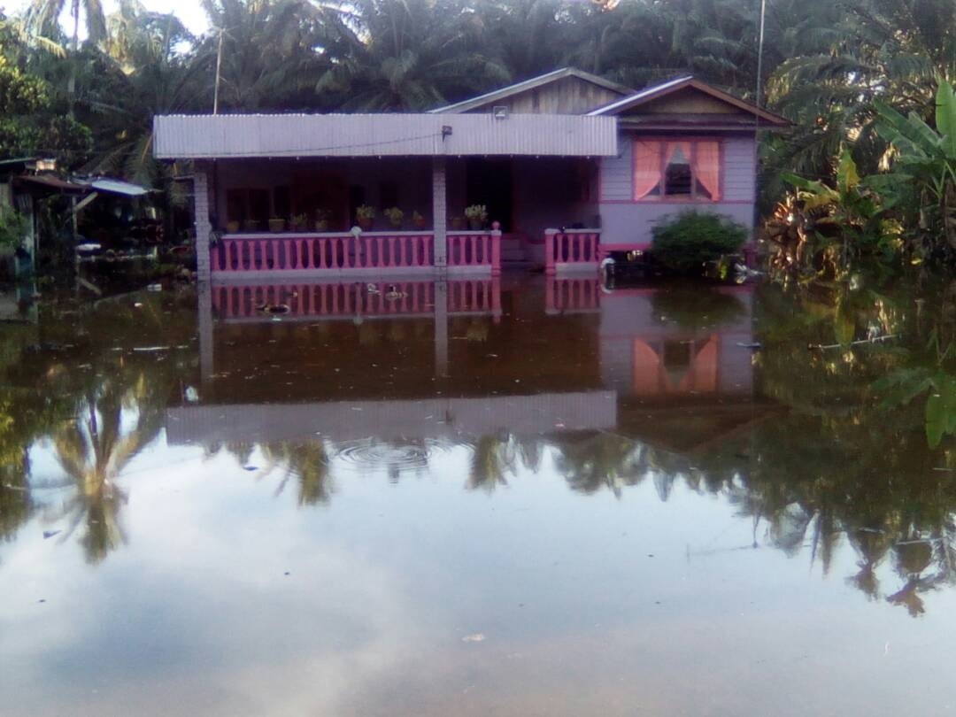 峇株巴辖龙引甘榜双溪居銮发生水灾，居民被安置在巴力嘉拉的灾黎收容所。