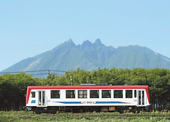 南阿苏铁道全长17.7公里，共有10站，沿途景色宜 人，但因熊本大地震，部分铁路遭到严重破坏。图 为火车经过南阿苏地区著名的根子岳。