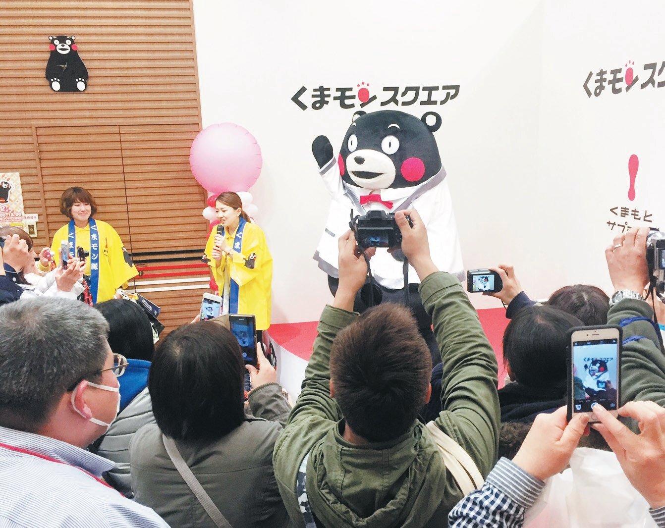 熊本熊部长常常做出可爱的动作，一 出场就会引起粉丝们的喝彩，拿起手 机拍下它的一举一动，而熊本熊也成 为日本境内最成功的吉祥物。