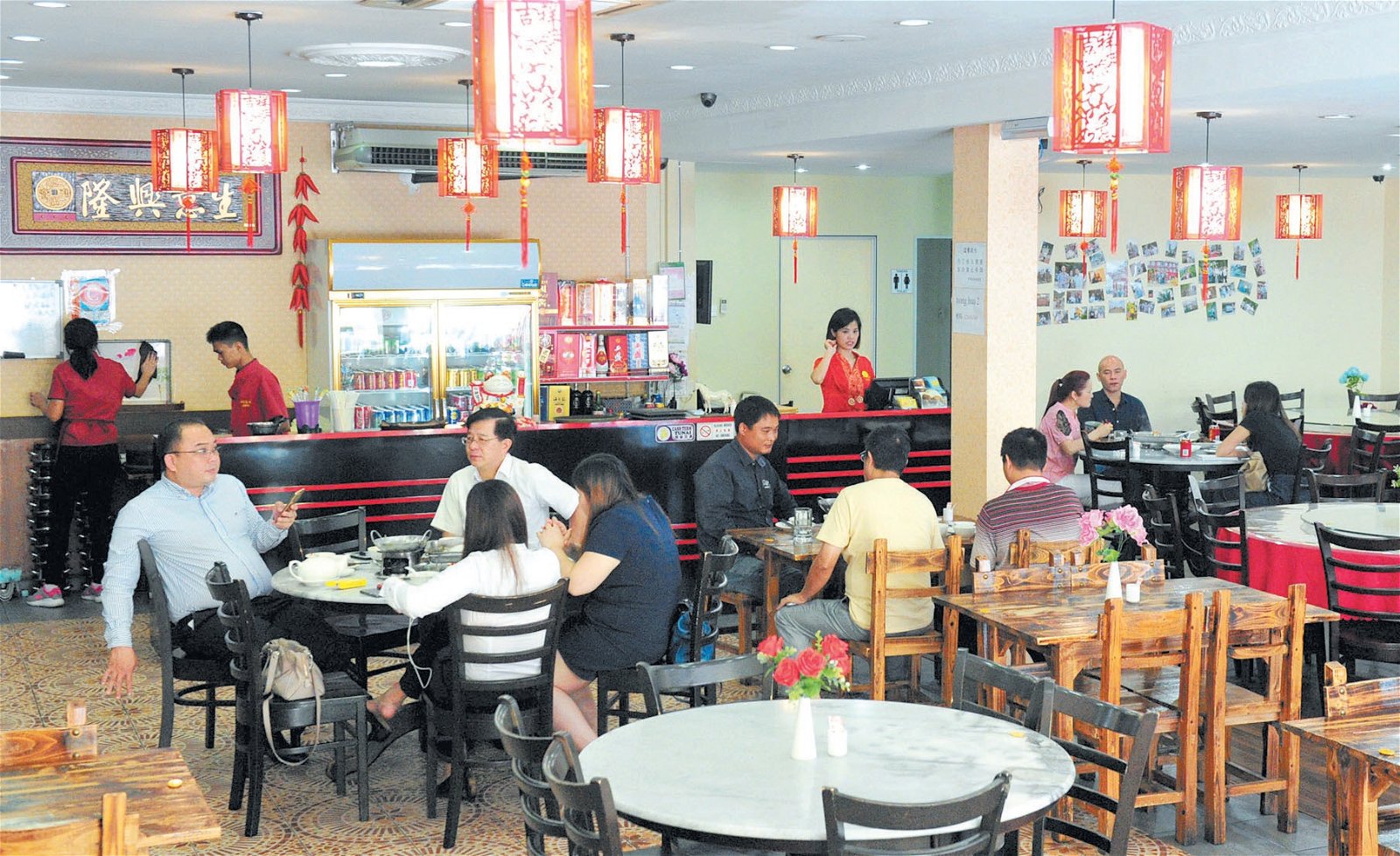 中华风味湘菜馆的布置摆设都有中国特色。