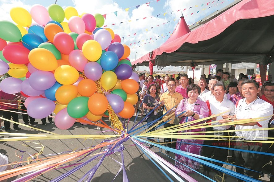 王瑞生（右起）、夏茂德、黄美菁以及马华古来区会主席宋乃顺，以放气球的方式欢庆学校正式启用。（摄影：刘维杰）
