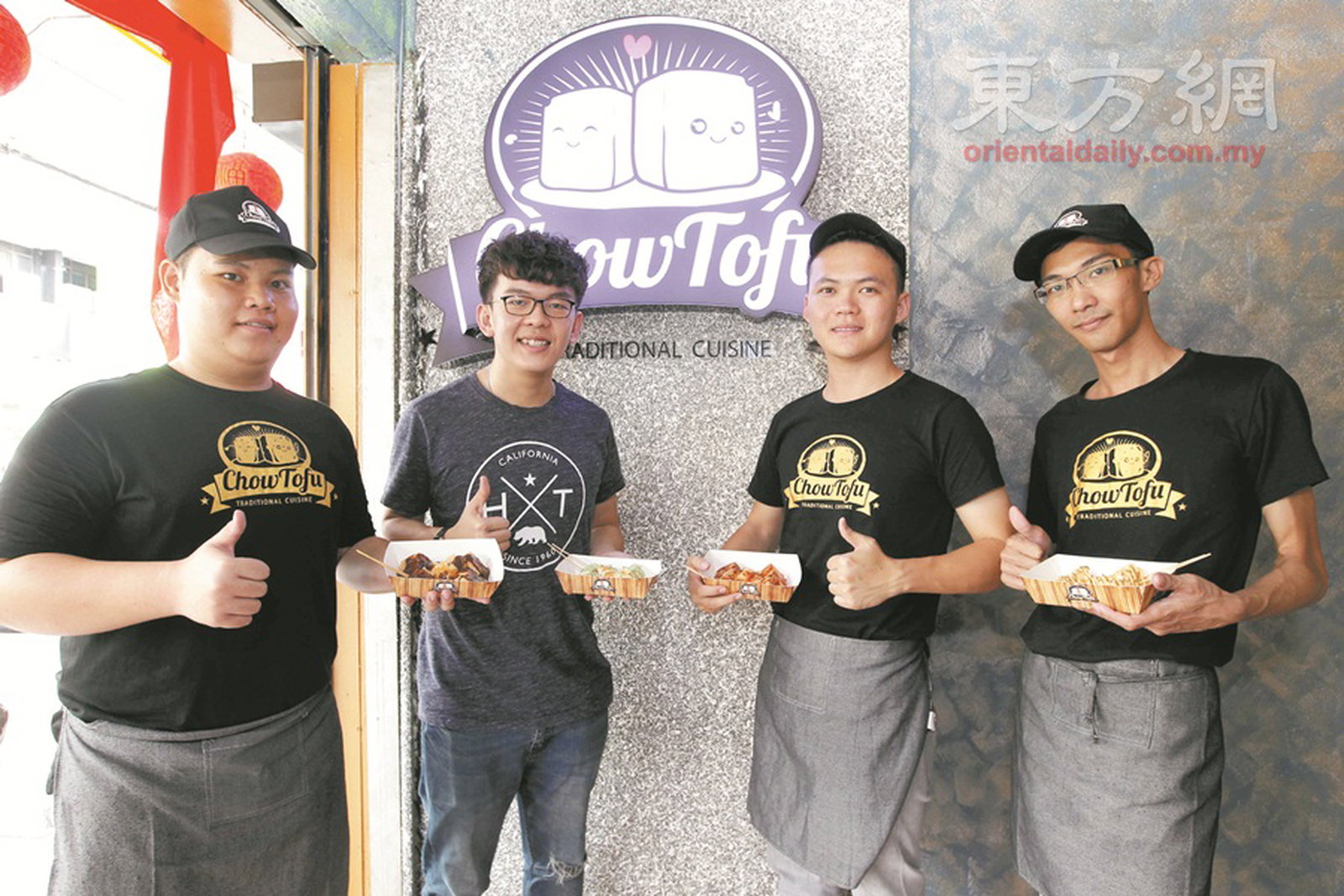 周俭扬（左2起）生意伙伴张裕贤，开创了全马首间臭豆腐专卖店。