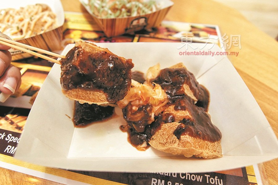 黑胡椒臭豆腐是“Chow Tofu”臭豆腐专卖店销量最好的口味，酱料及臭豆腐的搭配，可说是天衣无缝。