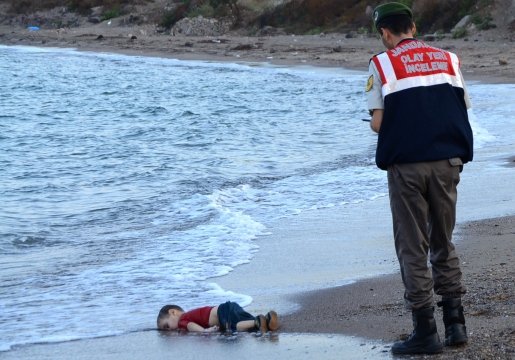 2015年，叙利亚3岁难民男童库尔迪（Aylan Kurdi）伏尸照，引起国际高度关注。