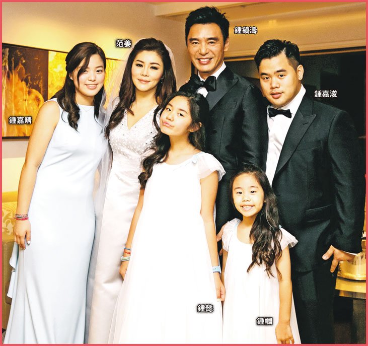 4名子女锺嘉浚、锺嘉晴、锺懿、锺帼与锺镇涛、范姜拍摄温馨全家福。