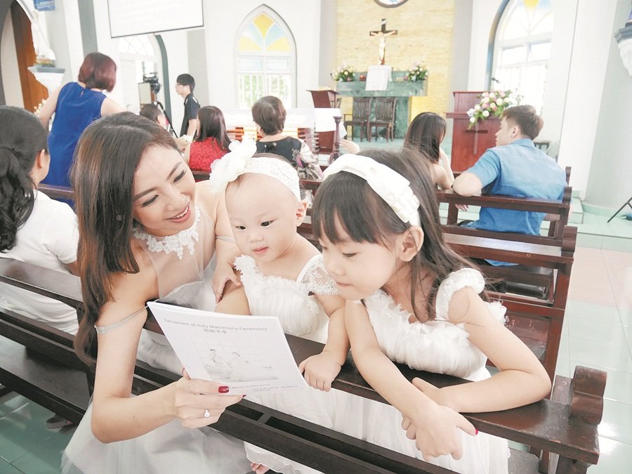 蔡佩璇坚持一视同仁对待两个女儿，让她们不会有被冷落的感觉。
