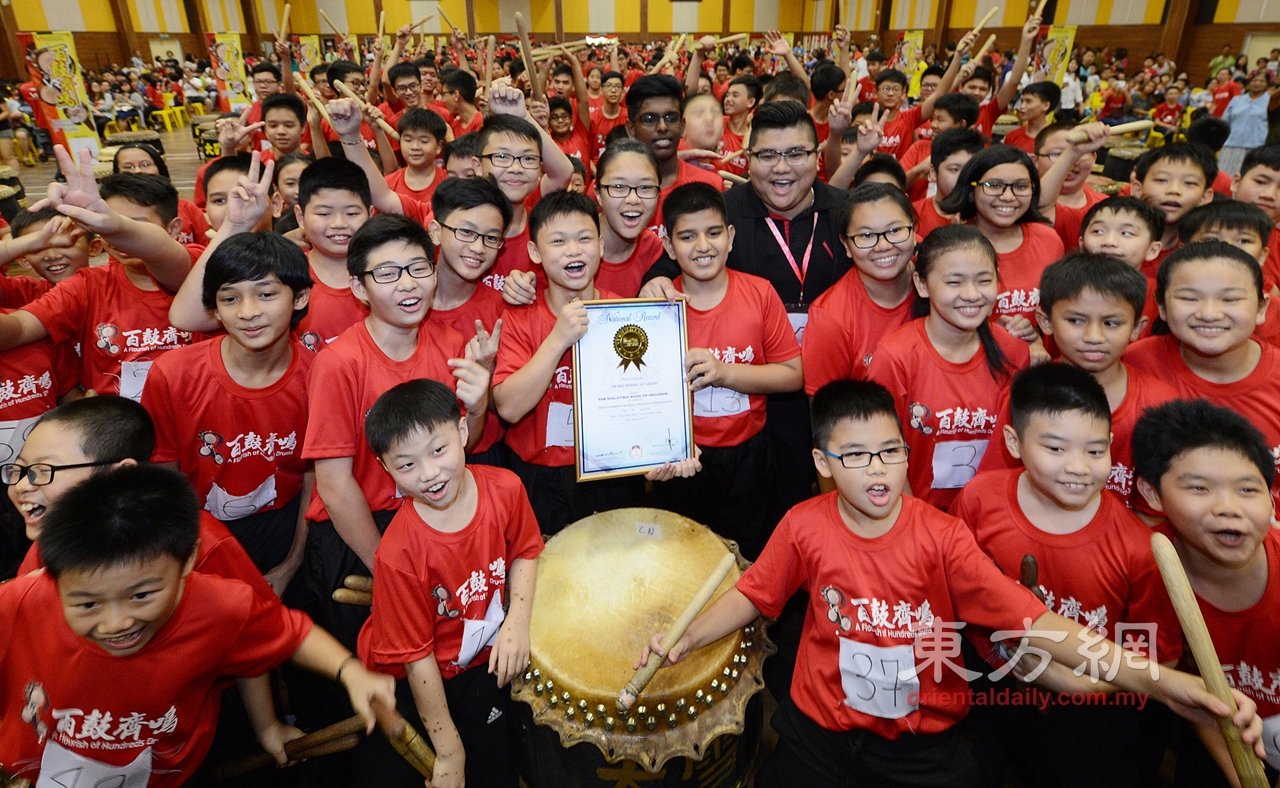 “成功了!”鼓手高举马来西亚纪录大全证书，喜悦之情全在脸上。