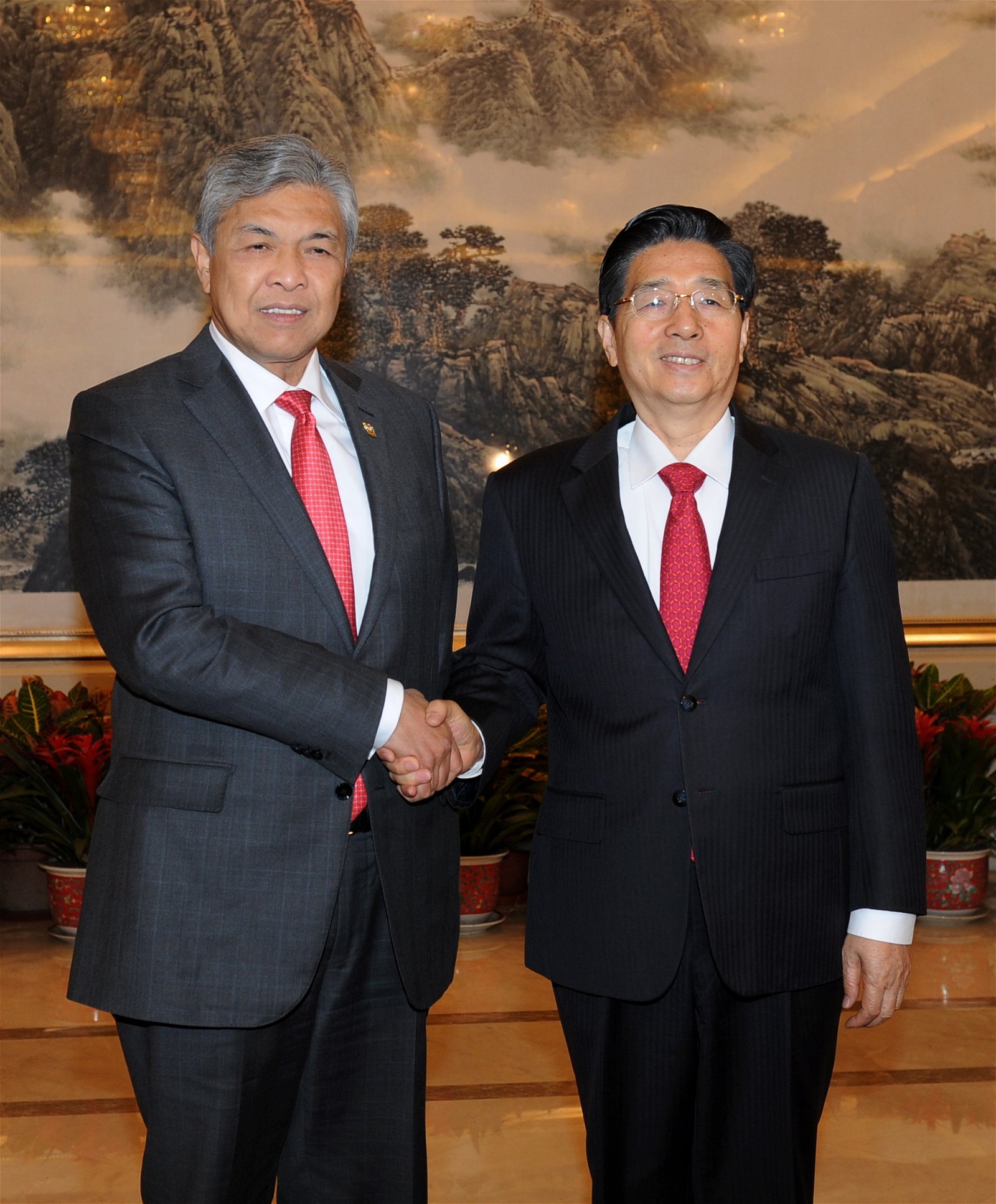 阿末扎希（左）拜会中国公安部部长郭声琨，两人针对打击跨国犯罪课题进行交流。