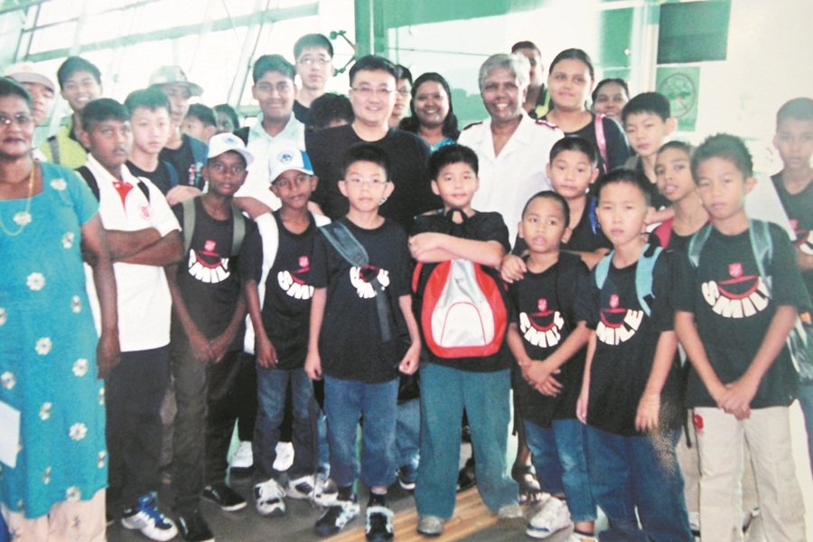 除了物资上的支持，黄贵吉也曾赞助槟城救世军孤儿院的孩子到浮罗交怡岛旅行， 一圆孩子们的旅行心愿。图为黄贵吉到机场送机时与孩子们的合照。