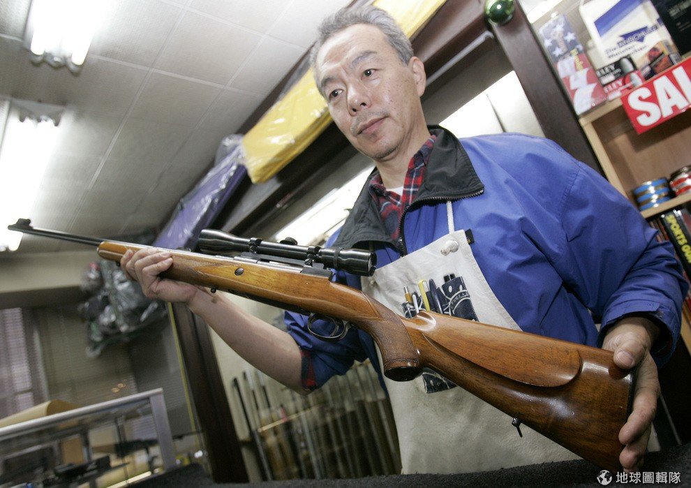 一名日本枪店老板展示店内贩卖的猎枪。在日本，拥枪是一件很困难的事。