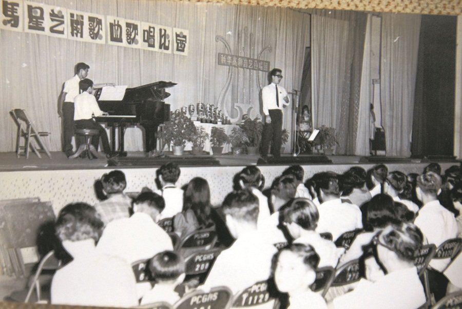 年轻的沈华兴，经常在不同的歌唱比赛中担任伴奏。