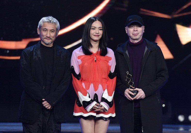 徐克（左起）与姚晨见证冯小刚获微博年度导演荣誉。
