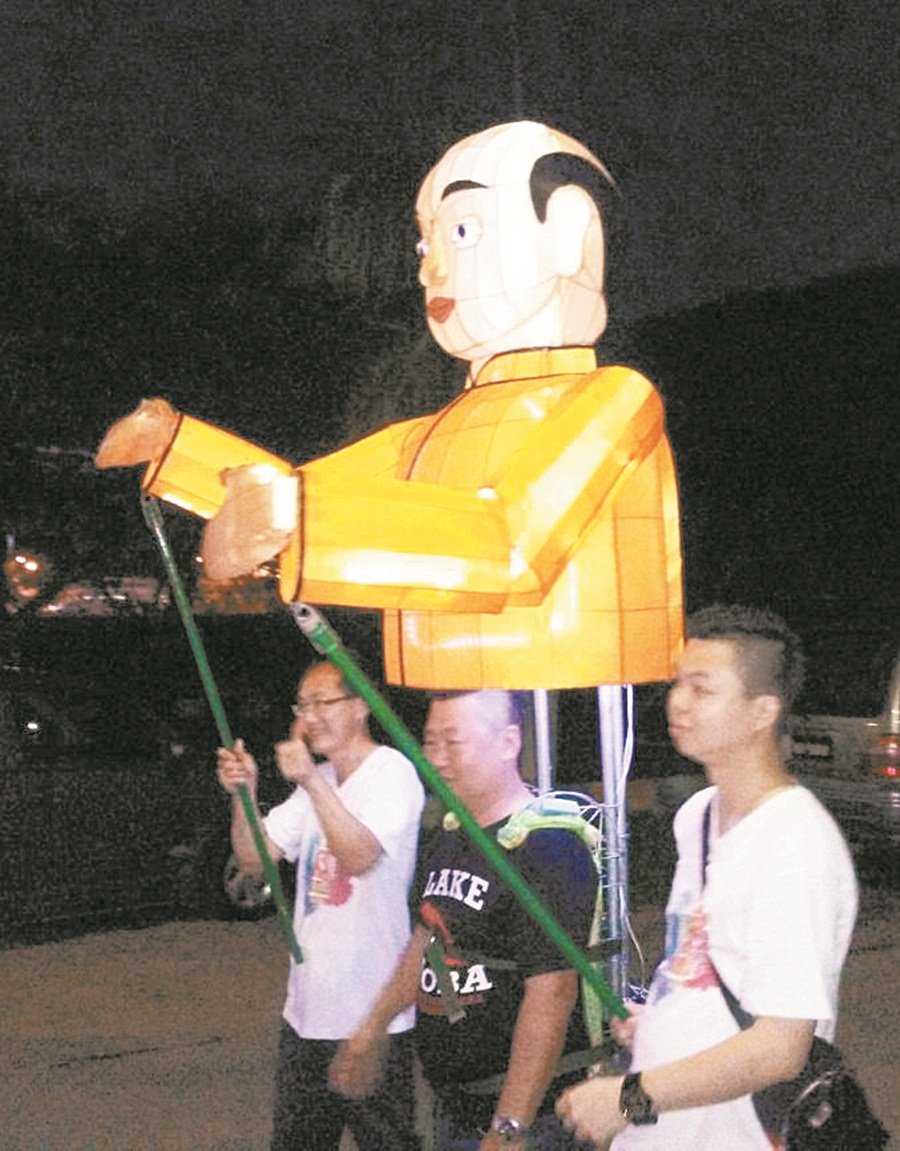 麻属蔡氏济阳公所举办的踩街活动中，出现了甲必丹蔡大孙的模型人偶彩灯。