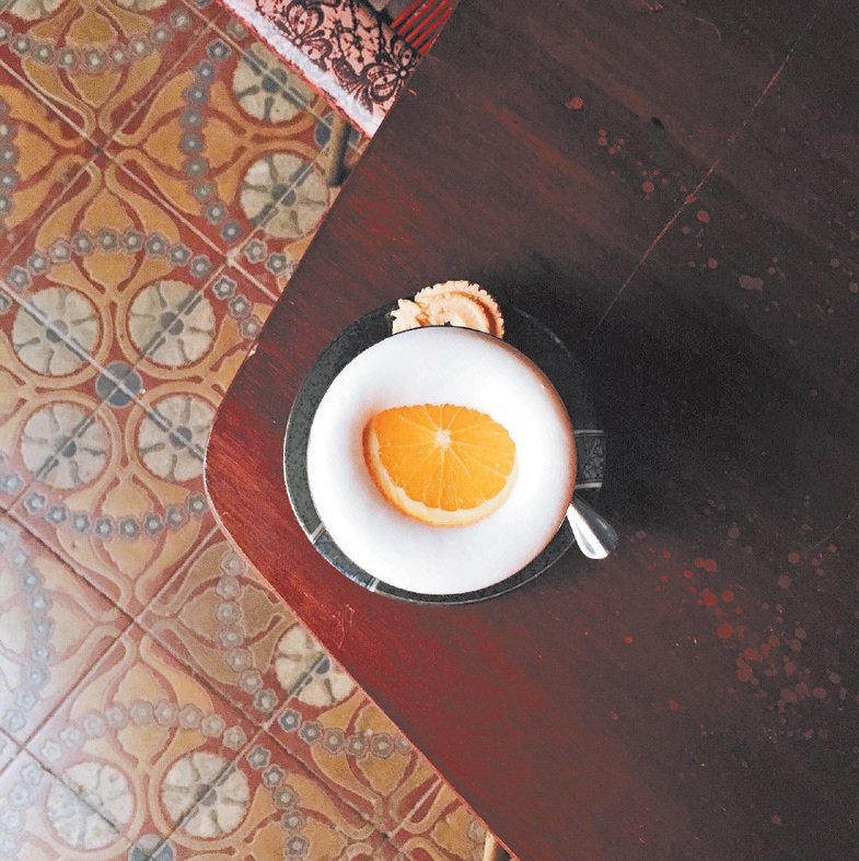 拉花的咖啡见多了，倒觉得盖上橘子片的咖啡有性格多了。