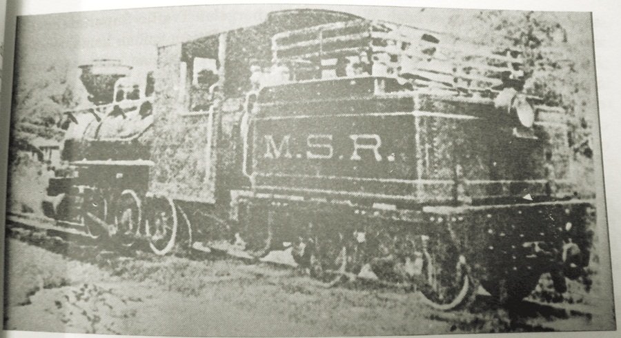 麻坡铁路公司开通的首条铁路是于1890年运行，全长约8公里。