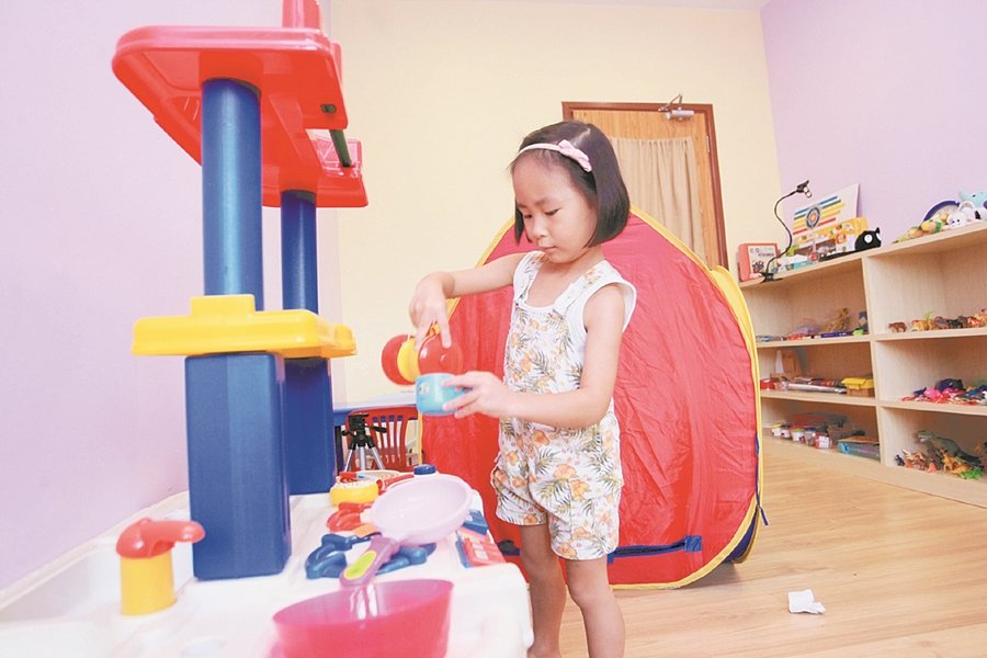 马来西亚他生命线协会内的游戏治疗空间，各种色彩及质感的玩具，能有效引导孩子做出表达。
