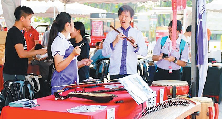 博大中华文化学会的学生多才多艺，琴棋书画样样皆精通，同时也为入场民众提供多达10项的表演项目。
