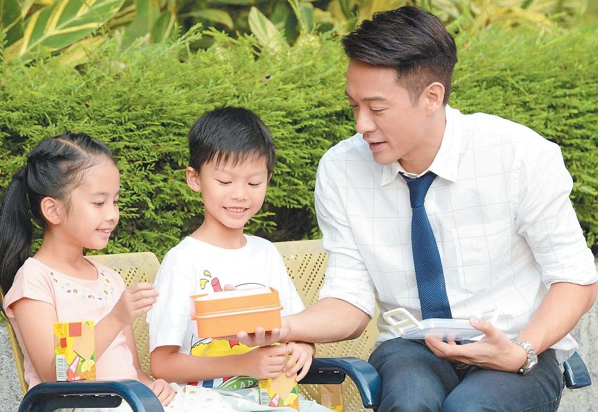 陈智燊在《超能老豆》和赵希洛演有一对分别7岁和5岁孩子的夫妻。