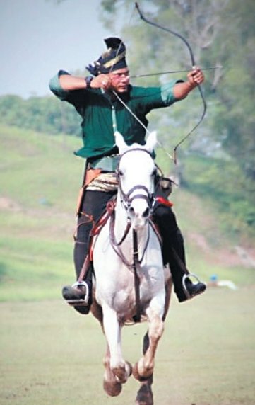 传统弓箭爱好者最终目标是效仿古人，身穿传统服装骑在马背上弯弓射箭。照片由哈菲兹提供， 摄于2016年哈菲兹参加一项表演项目。