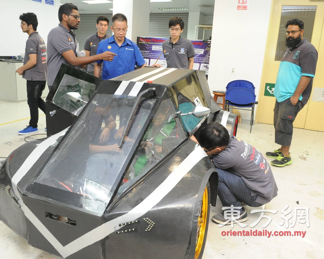 采访当天已是最后限期，莫纳什学生抓紧机会咨询亚洲SEM技术总监陈文豪，期望能在将车子送到新加坡之前，修改汽车的各个小毛病。