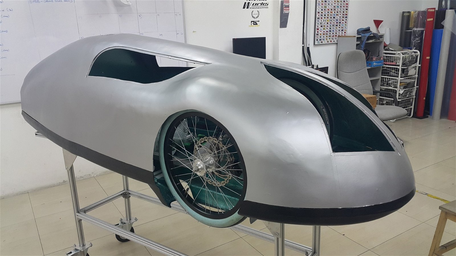 这款原型车是玛拉工艺大学原型车团队花费了约莫4个月的时间才完成的作品，以硬壳式结构代替底盘，使车子构造更稳固、轻盈。