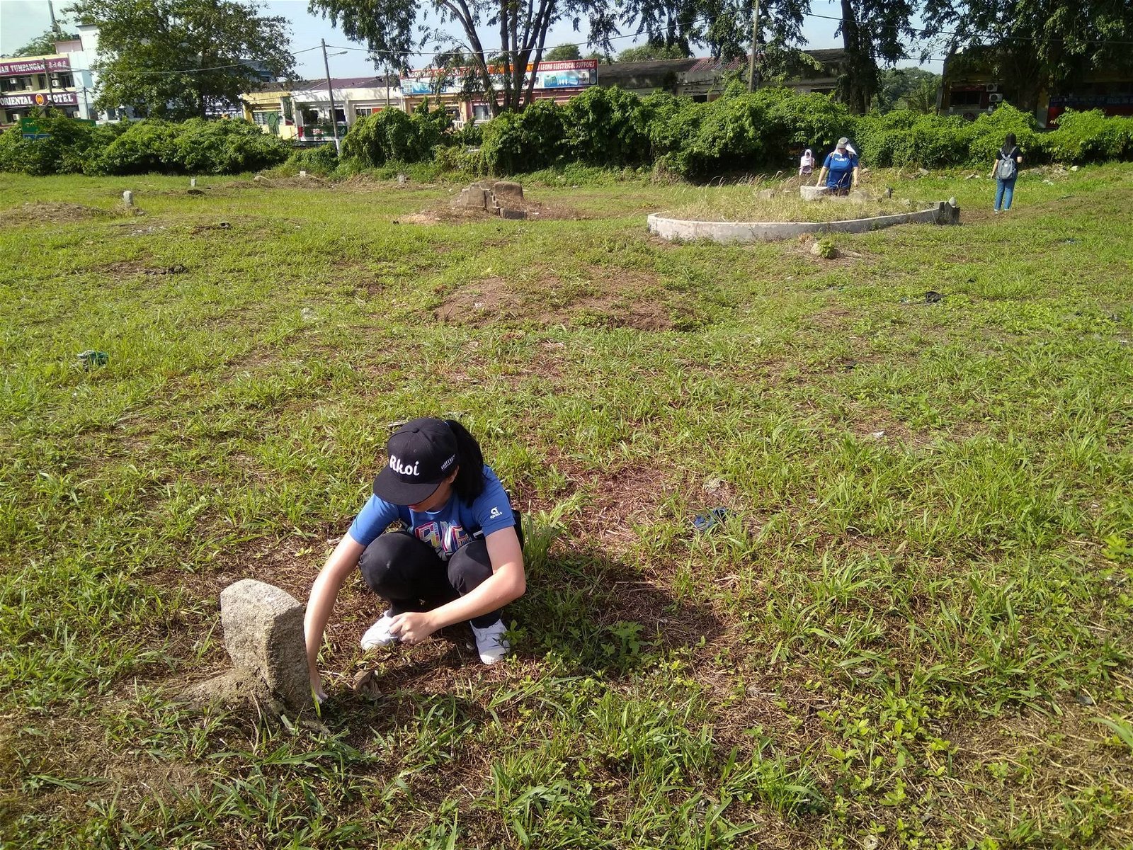 南方大学学院中文系生在马晒旧义山进行拓碑记录工作。