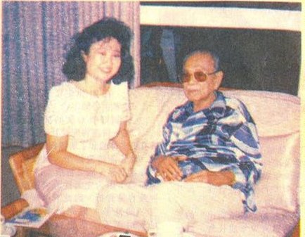 ▲邓小萍参与马来西亚伊斯兰福利组织（PERKIM）筹款活动时，和该组织的创办人，国父东姑阿都拉曼留下珍贵的合照。