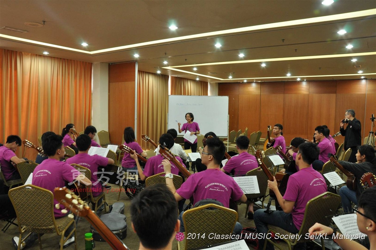 除了演奏，郑凤珠也开班教授古典吉他，图为2014年是“Pluck &amp; Bow Music Retreat”的指导工作坊。