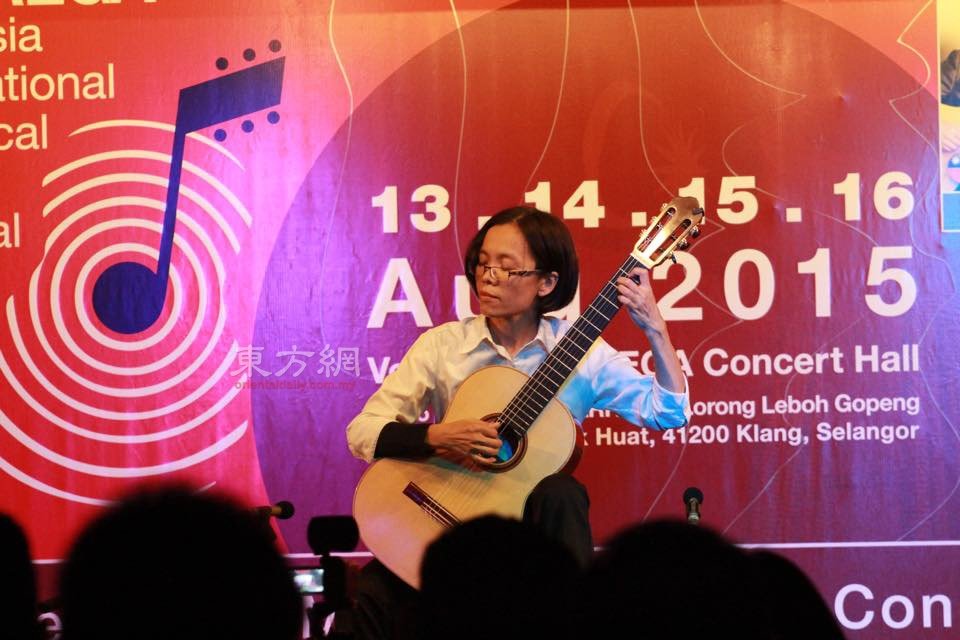 郑凤珠在泰雷加马来西亚国际古典吉他节（Tarrega Malaysia International Classical Guitar Festival）推广古典吉他音乐。