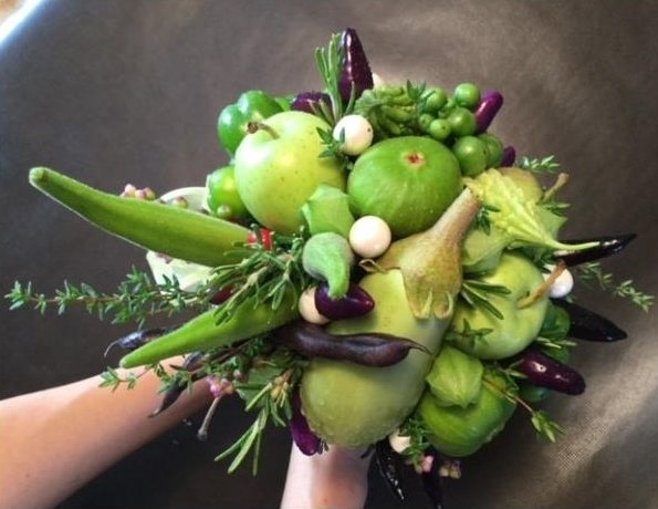 日本现在最多人讨论的新娘捧花，是由五颜六色的蔬果做成的“蔬菜捧花”！（图片取自网路）
