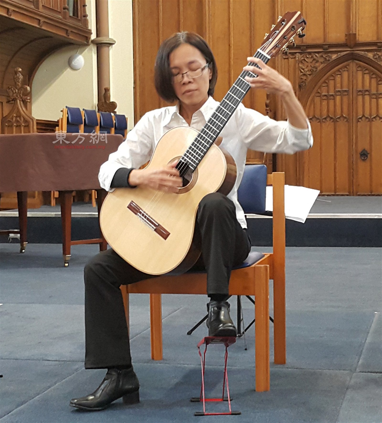 演奏古典吉他的姿势，与一般的吉他不同，必须坐正，左脚踩脚蹬演奏。这一演奏姿势是由现代吉他之父，19世纪著名吉他作曲家，演奏家泰雷加（Francisco Tarrega）确定下来的。