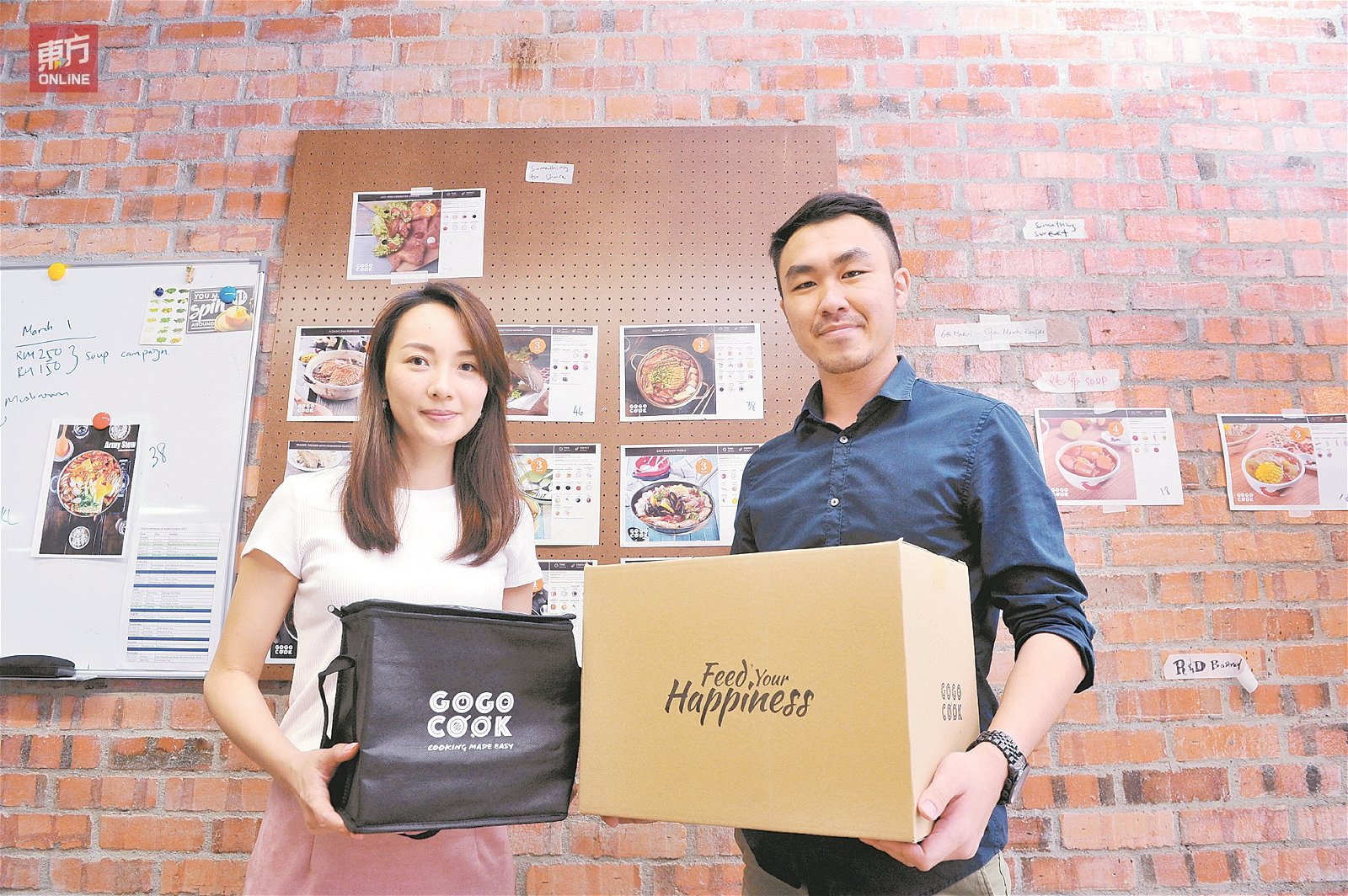黄雪薇（ 左） 和妹妹创立GoG o Coo k ， 希望让人们享用健康美味的菜肴 时，也能体验烹饪乐；右为营销主管蔡崇敬。（摄影：邱继贤）