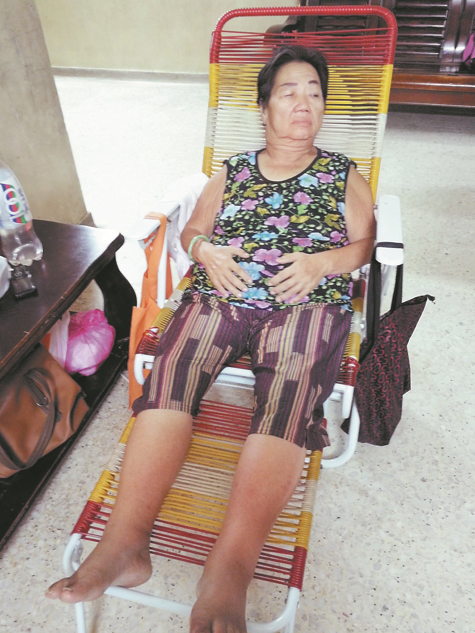 颜宝凤的母亲长年受糖尿病困扰，造成右眼失明、心肺积水。