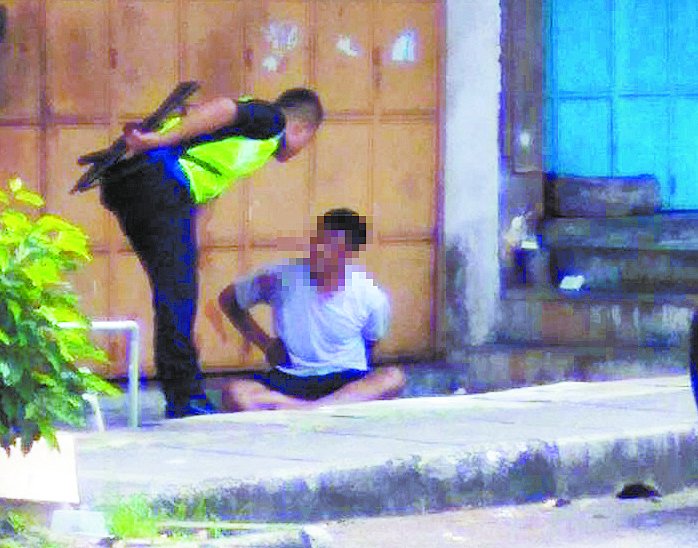 网民上载的图片显示，可疑男子遭逮补后，由警方看守等候救伤车抵达。