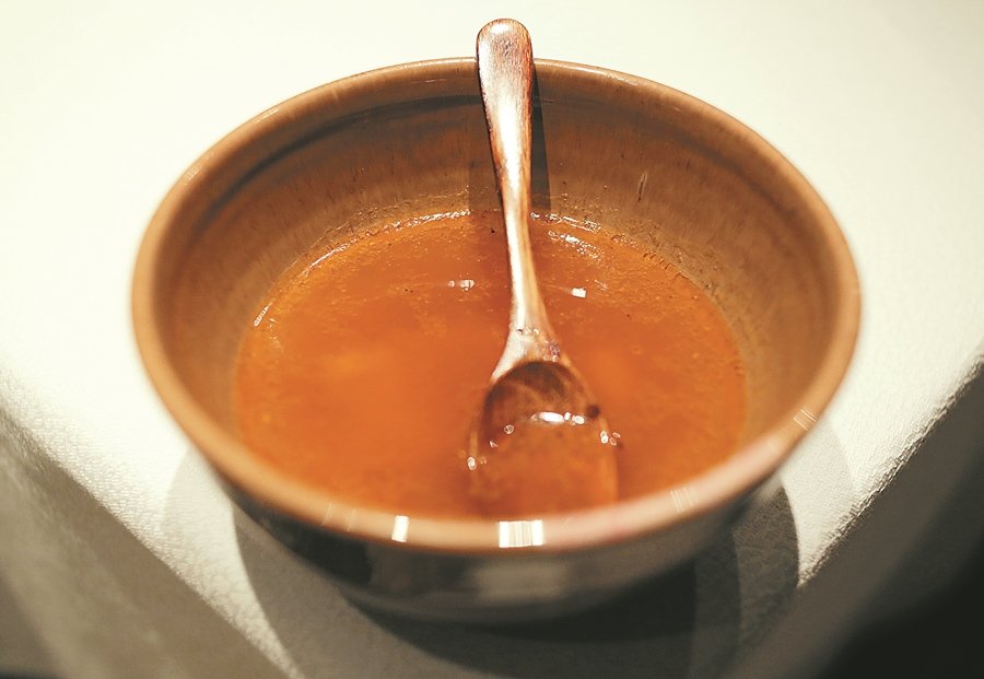 【Monsoon Ritual】每当季风来临，印度当地会准备这道汤品给孩子，让他们的身体能够适应气候的转变。这道番茄汤，用了3种不同的番茄，堆叠出味道层次，再结合多种辛香料，包括红辣椒、黑胡椒、芫荽籽、小茴香粒、孜然，换来橘红色清澈的汤，带有番茄明亮的酸度，微辣，非常醒神开胃，喝下肚子整个人暖暖的，很舒服。我捧起碗连喝了3碗，大推！