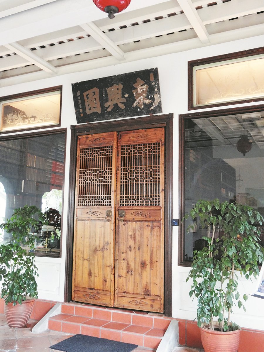 门廊上的“东兴园”牌匾在陆佑时代，原是挂在宅子最外面的大门，而今宅子以律师楼的新身份“重生”，被移到内里的另一扇门上。