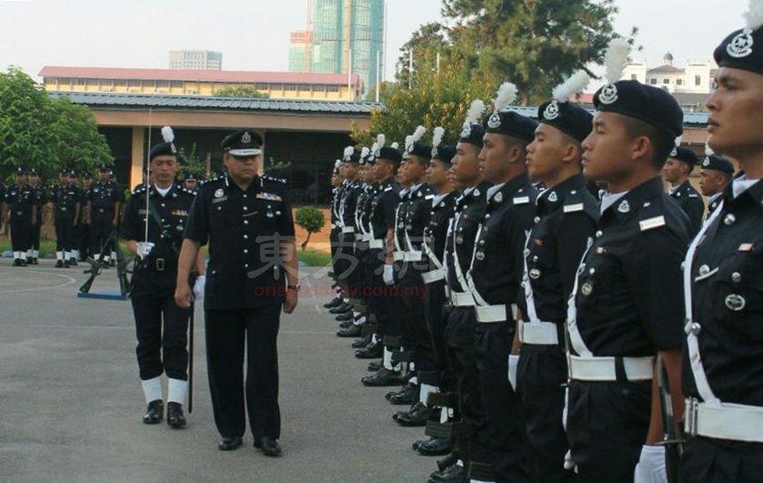 查卡利亚（前左2）主持柔州警察总部举行的第210届警察日检阅仪式。