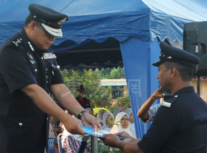 查卡利亚（左）颁发表扬状予受表扬警员。