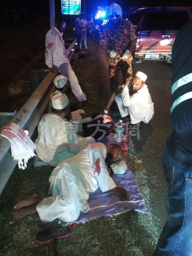 伤者躺在路旁等救护车。