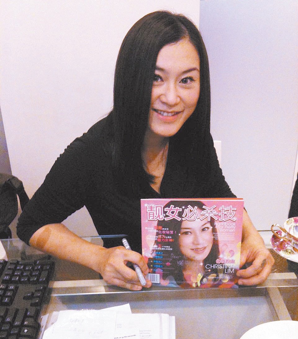 勇于尝试新事物的林紫霞，于2011 年与20 08年马来西亚世界小姐亚军陈思予联袂出击，推出一张化妆手册概念的专辑。