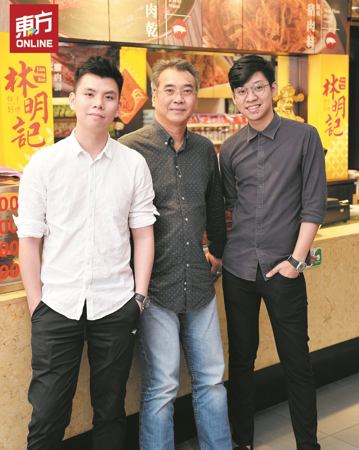 马来西亚林明记食品有限公司第二代接班人林乾胜（中），已开始训练儿子林嘉健（左起）和林嘉森学习经营生意。