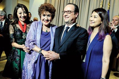 杨紫琼和母亲与法国总统奥朗德合影。