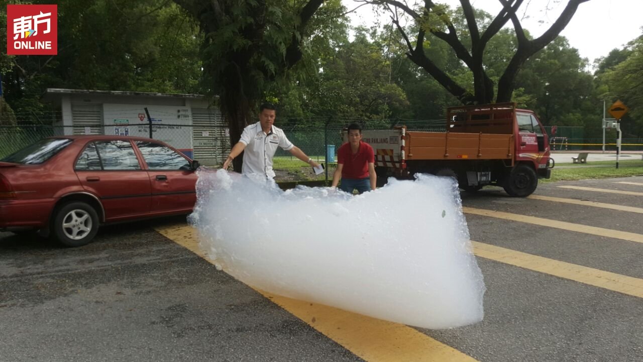 巨大的恶臭泡沫甚至被风吹向路面，影响交通秩序。（档案照）