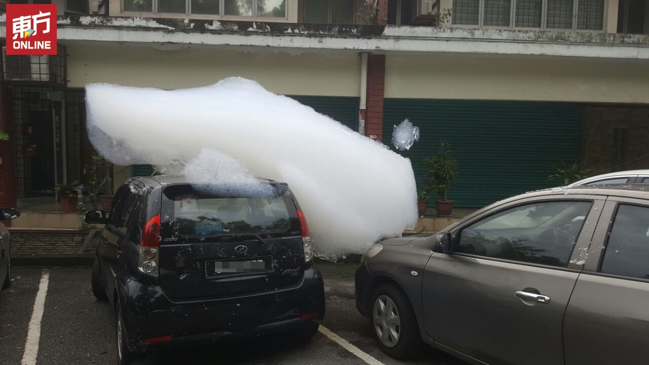 化学气体所产生的泡沫，随风飘至附近的店屋住家，甚至附和在车子上。
