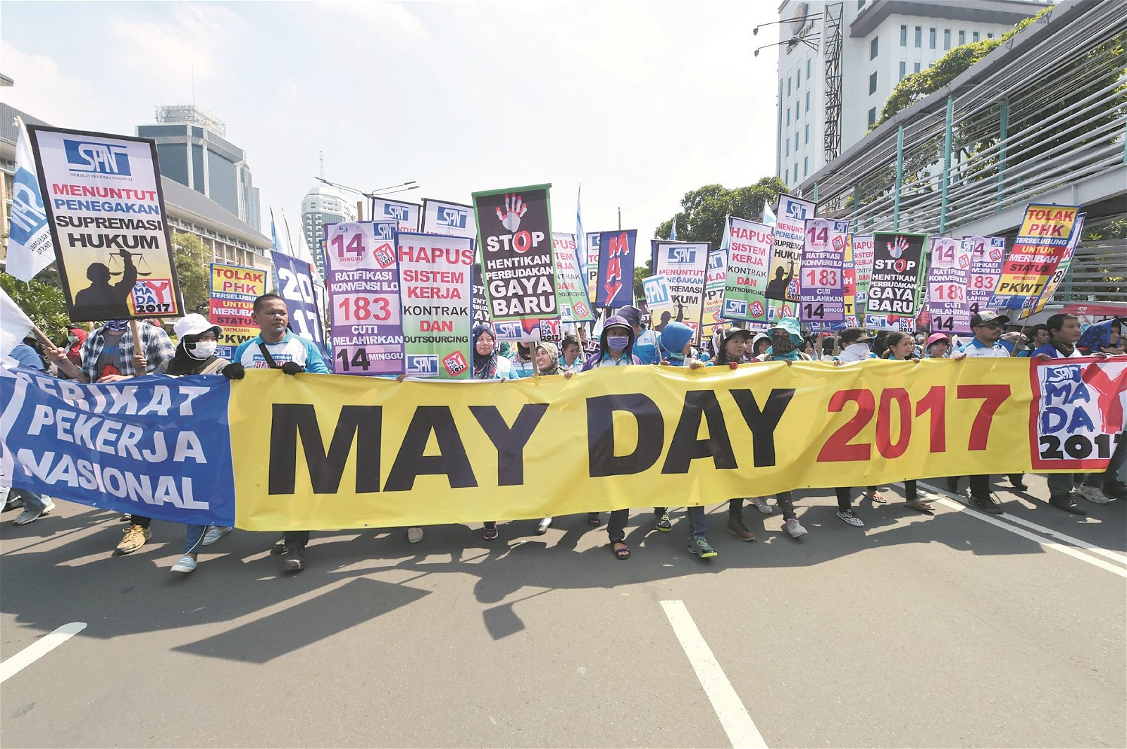 【印尼】上千示威者拉布条和高举海报，参与劳动节游行，抗议政府的外包政策和要求提高最低薪金。