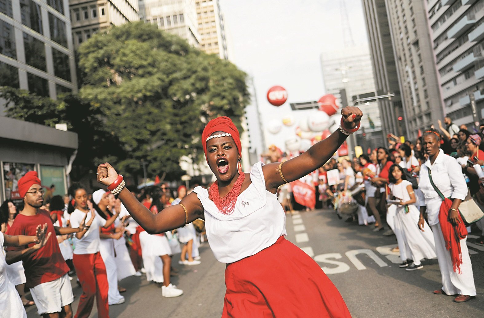 【巴西】为抗议总统特梅尔的紧缩措施举行的劳动节示威游行犹如嘉年华会，以热情奔放著称的巴西人，在街上热舞。