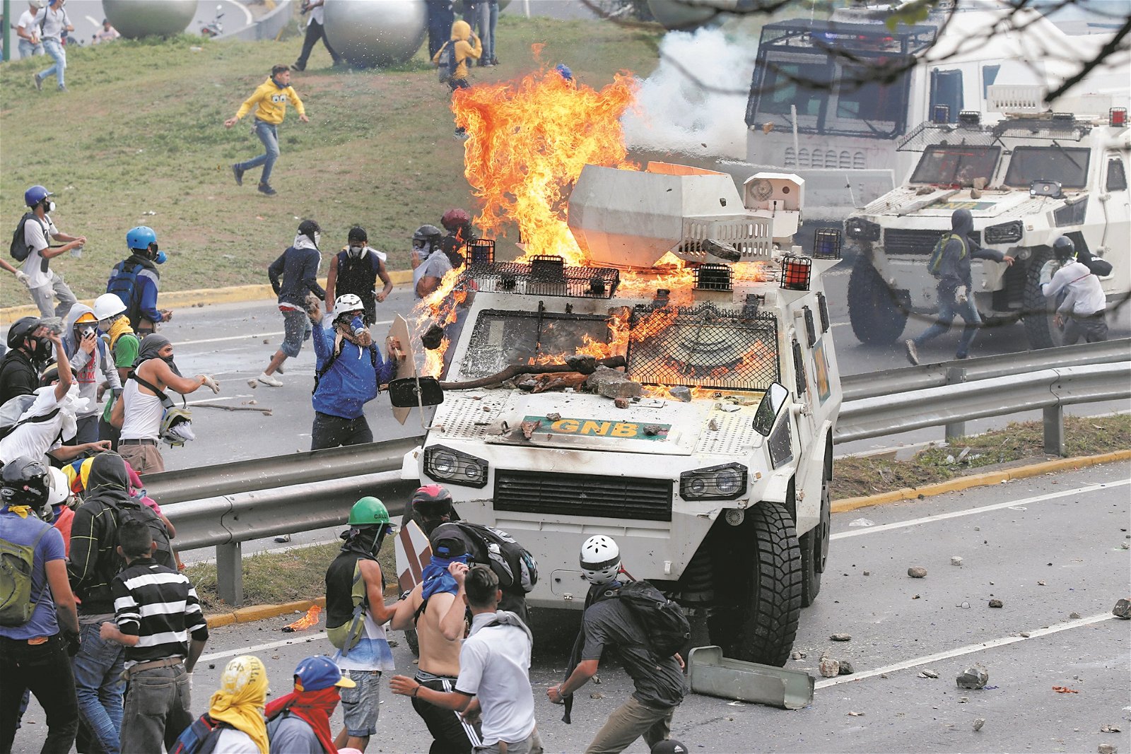 【委内瑞拉】委内瑞拉首都加拉加斯的示威相当火爆，示威者与警方爆发冲突，更有防暴警车被示威者纵火焚烧。