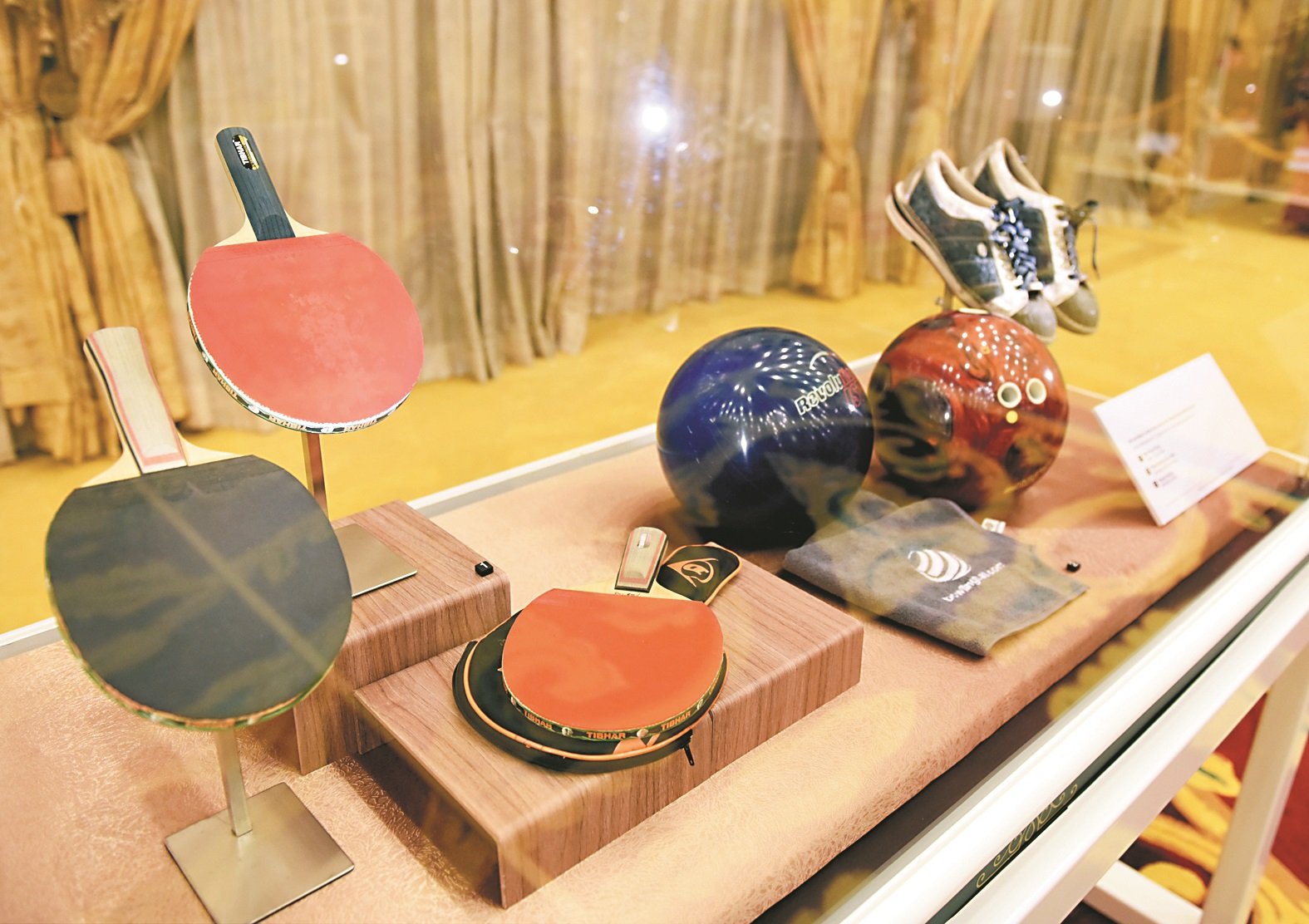 端姑莫哈末五世热爱运动，展览上展出多项运动用品，包括陛下用过的乒乓球拍、保龄球和球鞋。
