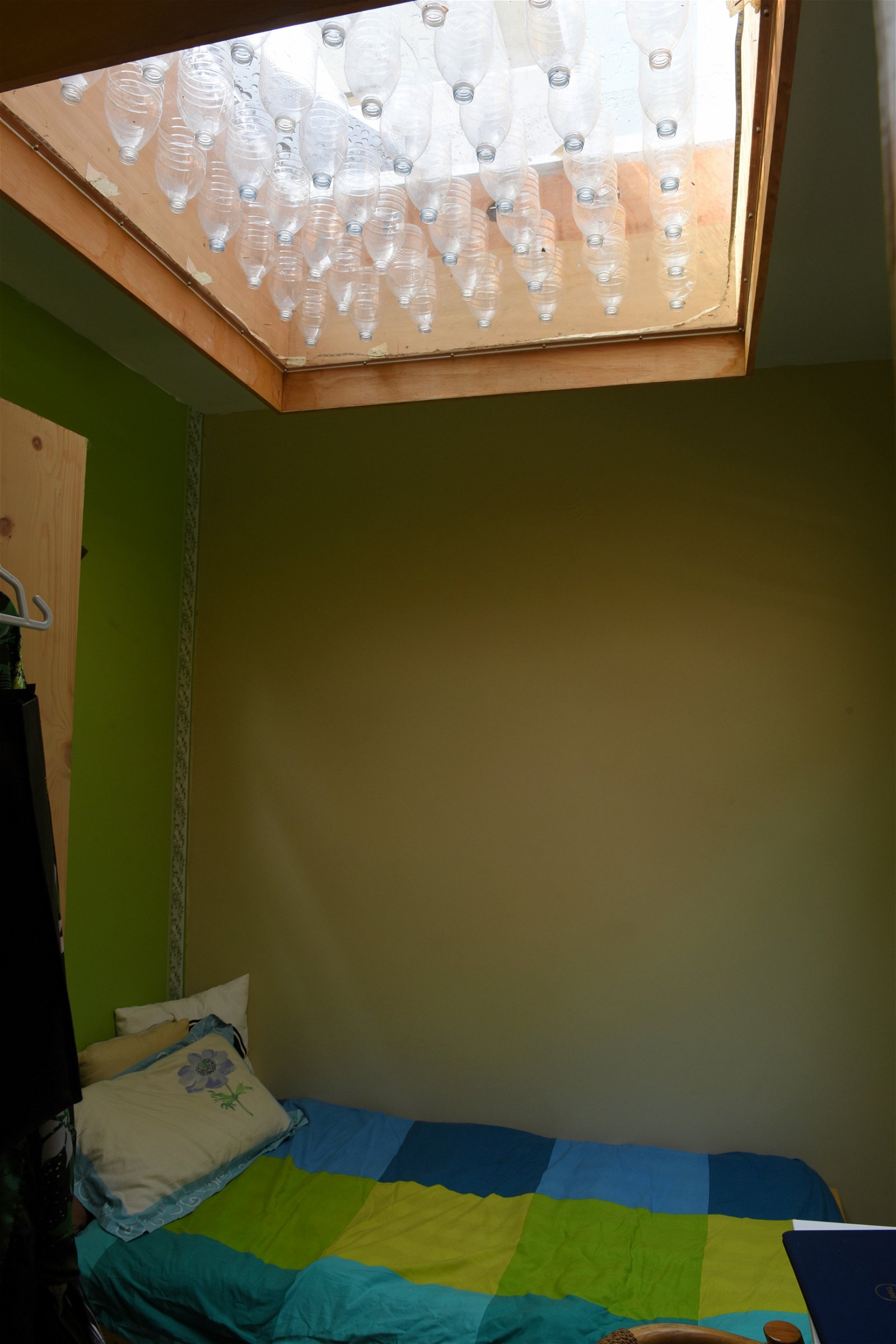 通风系统：卧室天花板悬挂的水瓶利用空气逆向原理排出热气，保持凉爽的室温。