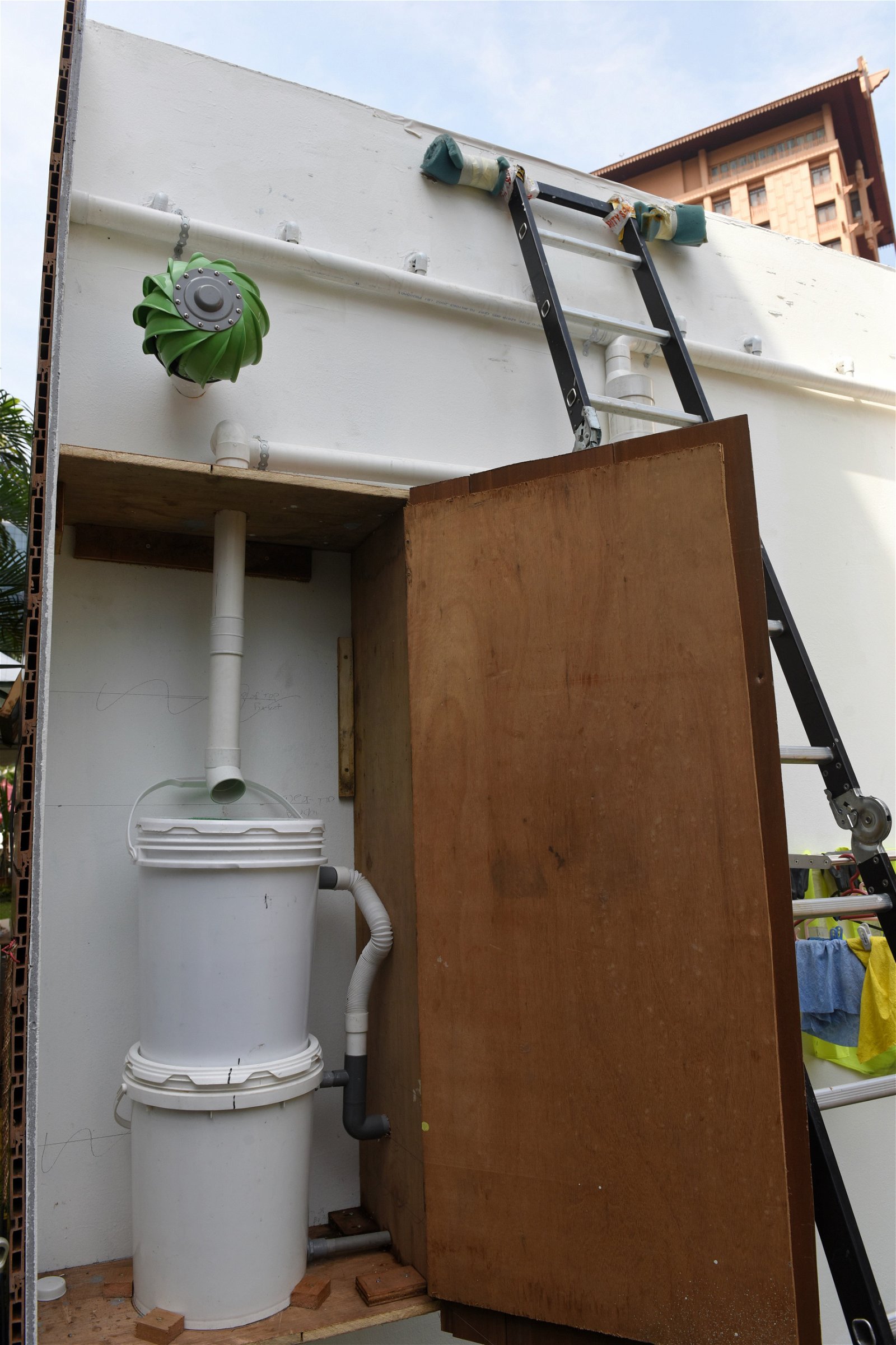 过滤系统与储水箱：建筑师在屋顶设了倾斜的凹槽集蓄雨水，雨水会流向屋顶上设好的排水道，经过过滤系统才会存入屋内的蓄水箱。